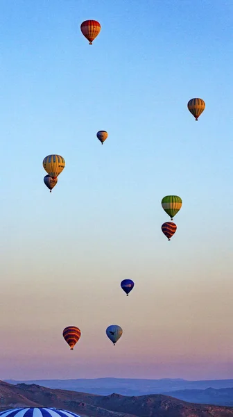 Goreme, Turcja - 6 kwietnia 2016 - Liczne balony na ogrzane powietrze wznoszą się w powietrze — Zdjęcie stockowe