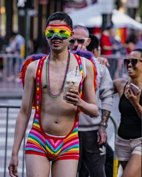 Gay Pride Parade w San Francisco-człowiek nosi tęczowe stringi i maski na wsparcie — Zdjęcie stockowe