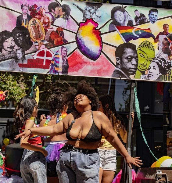 Parada Gay Pride w San Francisco-nie znikający marsze float — Zdjęcie stockowe