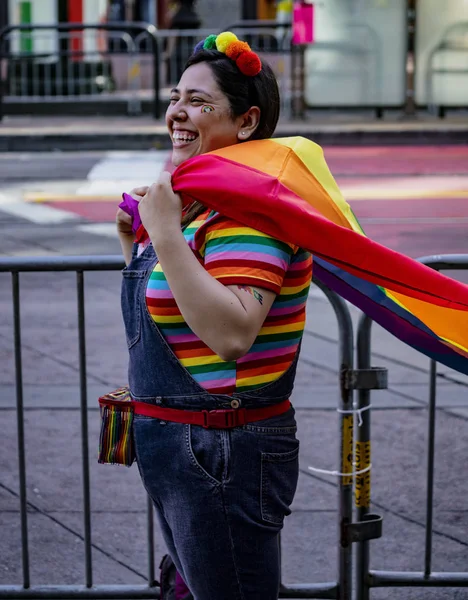 Desfile del Orgullo Gay en San Francisco - mujer usa camisa de arco iris y capa en apoyo —  Fotos de Stock