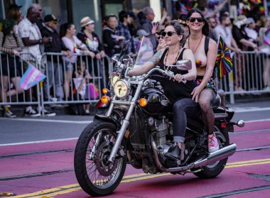 San Francisco Gay Pride Parade - Dykes Bisikletler geçit kurşun