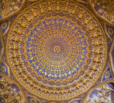 Özbekistan'da Medrese'de karmaşık desenli tavan
