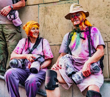 Barsana, Hindistan - 23 Şubat 2018 - Holi festivali sırasında sualtı konutları tarafından korunan turistlerin kameraları