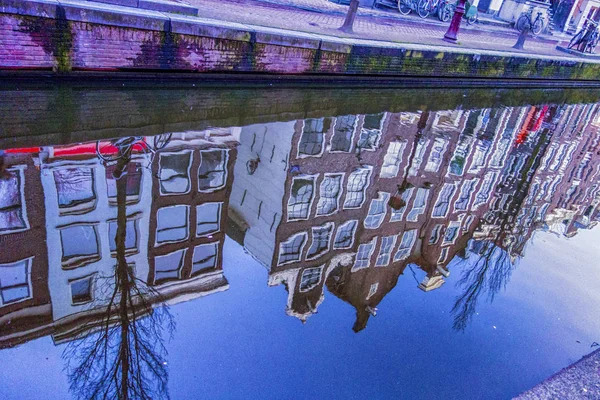 Domy odražené v amsterdamském průplavu — Stock fotografie