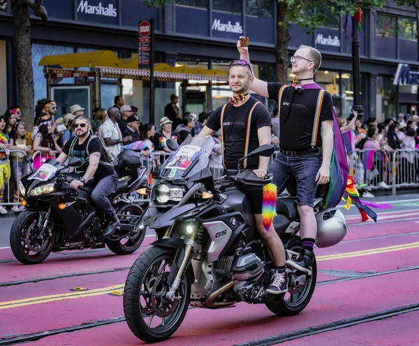 Gay Pride parade in San Francisco-dijken op fietsen leiden de parade — Stockfoto