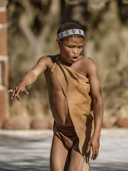 Erindi, Namibië-19 juli 2018: een inheemse Bushman geeft een afscheids dans om een goede jacht naar de fotografen te wensen — Stockfoto