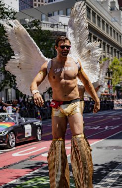 San Francisco Gay Pride Parade - Kurumsal Smirnoff likör ayaklıklar açıları ile yürüyüşler