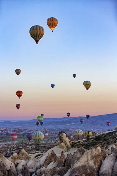 Goreme, Turquia - 6 de abril de 2016 - Numerosos balões de ar quente se elevam para o ar — Fotografia de Stock