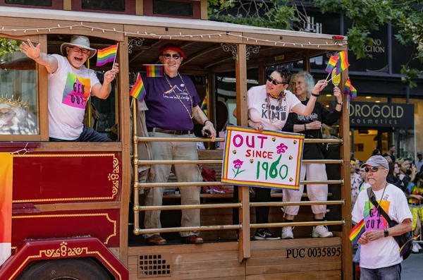 Gay Pride parade in San Francisco-senioren die verklaard homo zijn sinds 1960 rit in float — Stockfoto