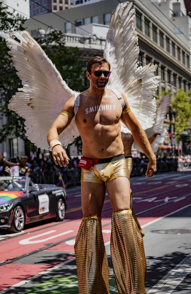 Gay Pride Parade w San Francisco-Corporate Smirnoff marsze Liquor z kątami na palach — Zdjęcie stockowe