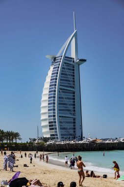 Sahilde yelken şeklinde gökdelen