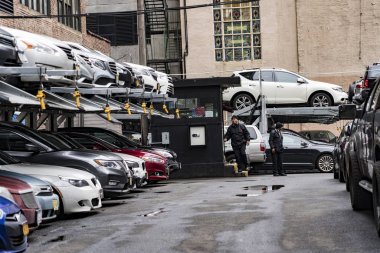 Otopark garajı uzaya daha çok gitmek için araba asansörü kullanıyor.