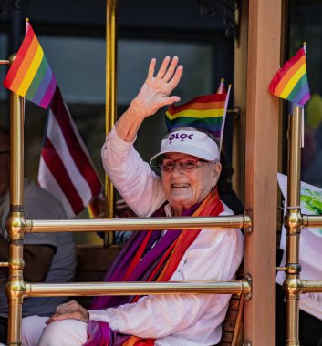 San Francisco Gay Pride Parade - float 1960 binmek beri eşcinsel olduğunu ilan Kıdemli kadın