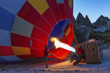 Goreme, Türkiye - 6 Nisan 2016 - Pilot sıcak hava balonunda ısıtıcıyı ateşliyor