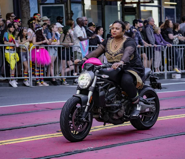 Parada Gay Pride w San Francisco-Dykes na rowerach prowadzą paradę — Zdjęcie stockowe