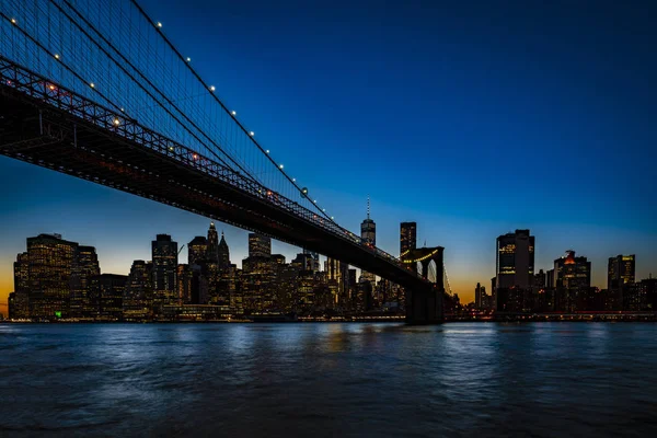 Brooklyn Bridge, gezien vanaf Dumbo Park na zonsondergang, tijdens het blauwe uur — Stockfoto