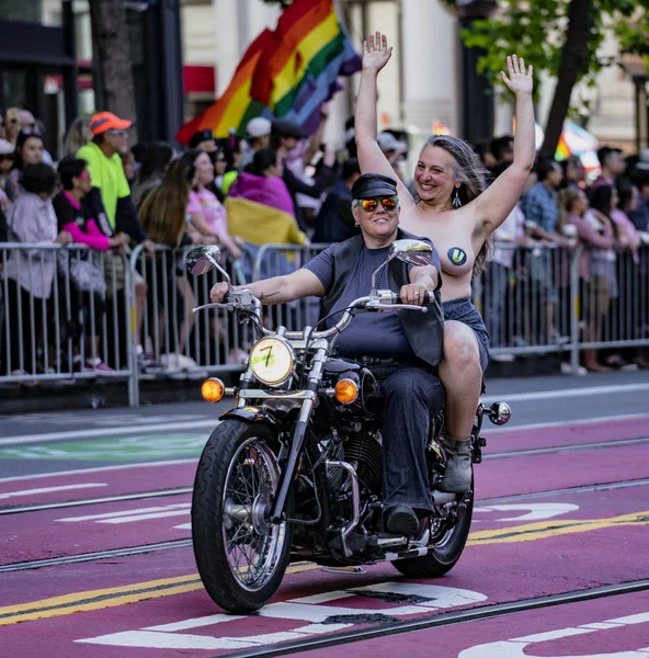 Gay Pride parade in San Francisco-dijken op fietsen leiden de parade — Stockfoto