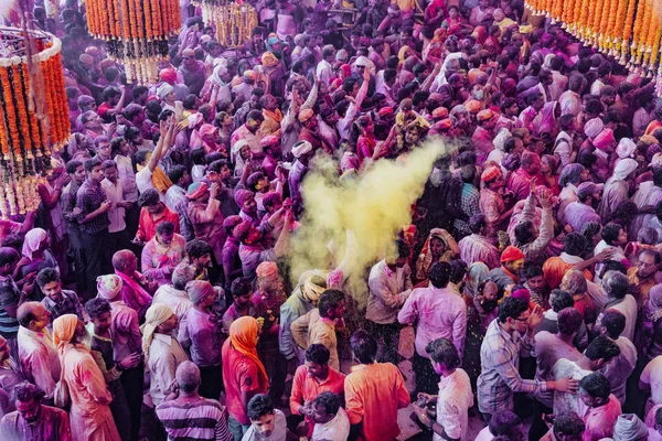 Barsana, indien - 23. februar 2018 - massen packen eng zusammen, als ihnen beim holi festival farbe über den kopf geworfen wird — Stockfoto