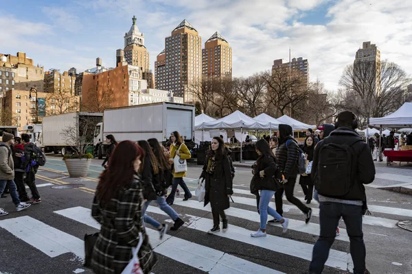 New York City, New York, 14 Şubat 2018: Arka planda New York silueti ile karşı karşıya insanlar — Stok fotoğraf