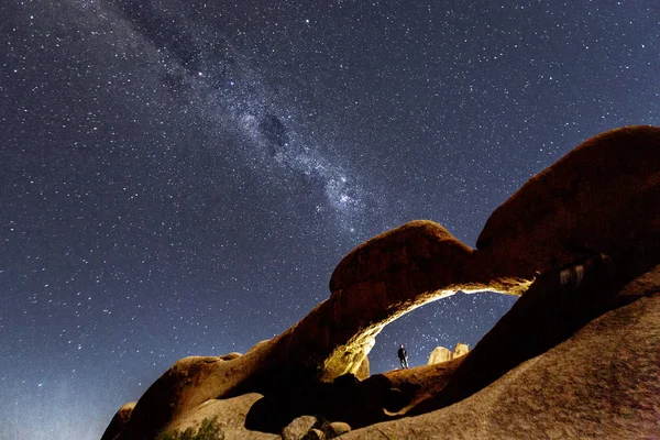 天の川は砂漠のアーチの上に輝く — ストック写真