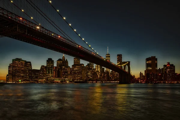 Brooklyn Bridge, gezien vanaf Dumbo Park na zonsondergang, tijdens het blauwe uur — Stockfoto