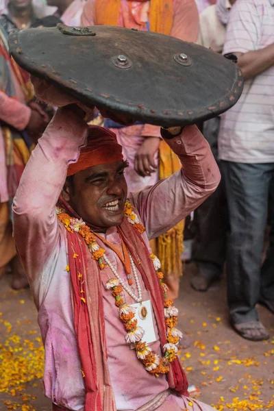 Barsana, indien - 24. februar 2018 - lathmar holi festival - frauen schlagen männer mit bambusstöcken — Stockfoto