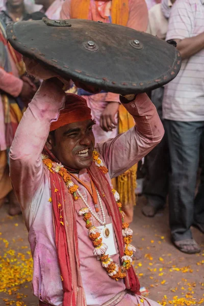 Barsana, Indie-24. února 2018-festival Lathmar holi-ženy porazí muže s bambusovými tyčinkami — Stock fotografie