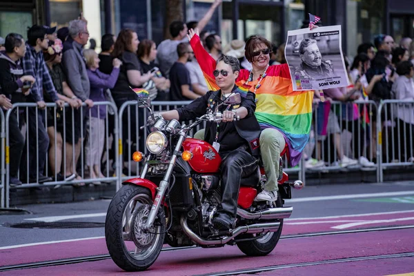 Gay Pride parade in San Francisco-dijken op fietsen leiden de parade — Stockfoto