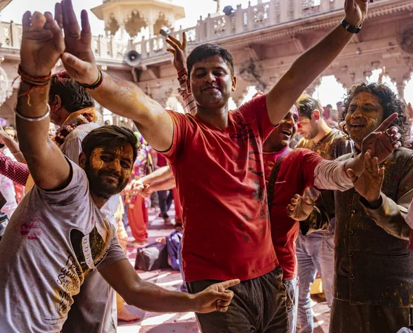 Young men dance during Holi Festival in India — Stock Photo, Image