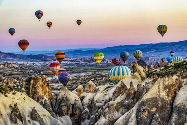 Goreme, Türkei - 6. April 2016 - Zahlreiche Heißluftballons heben in die Luft — Stockfoto