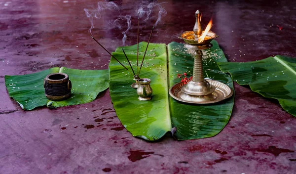 Incenso e chama são preparados em folhas de banana como oferenda para o templo hindu — Fotografia de Stock