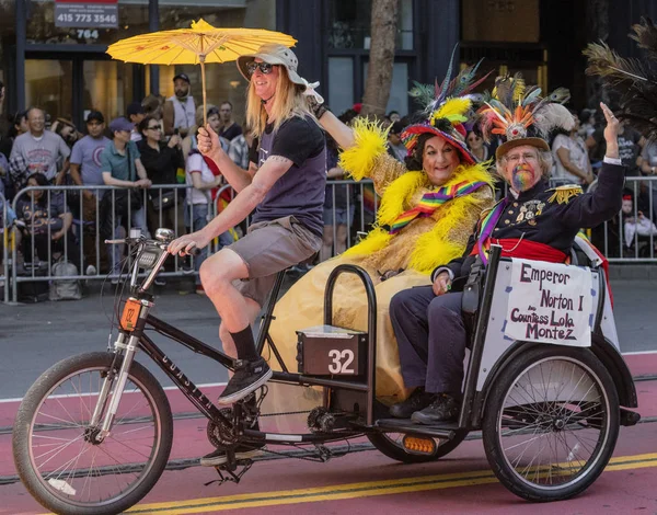 Gay Pride Parade w San Francisco-cesarz Norton i hrabina Lola Montez jeździć jak gwiazdy — Zdjęcie stockowe