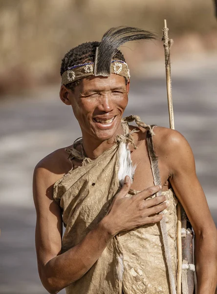 Erindi, Namibia-19 lipca 2018: Native Bushman daje pożegnany taniec Życzę dobrego polowania na fotografów — Zdjęcie stockowe