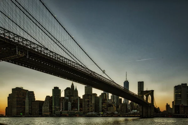 Puente de Brooklyn, visto desde Dumbo Park al atardecer — Foto de Stock