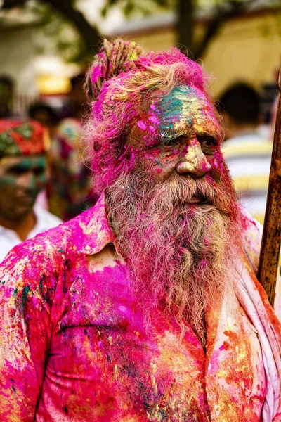 Starý muž s šedými vousy pokryté Holi barvy — Stock fotografie