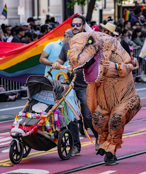 Gay Pride parade in San Francisco-persoon Marches in Dinosaur Suite — Stockfoto