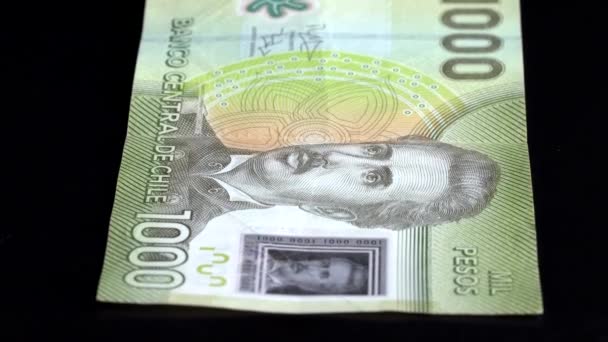 Escaneo de divisas Profundidad baja del campo Chile 1000 front — Vídeos de Stock