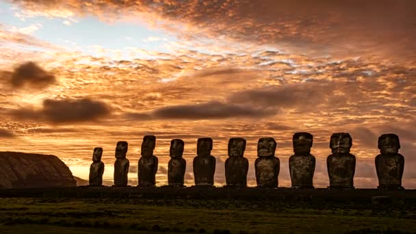 Χρόνος λήξης-Ανατολή του ήλιου πίσω από τα αγάλματα Moai στο νησί του Πάσχα — Αρχείο Βίντεο