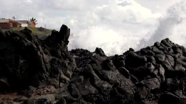 Waves Splash låg utsikt över klipporna — Stockvideo