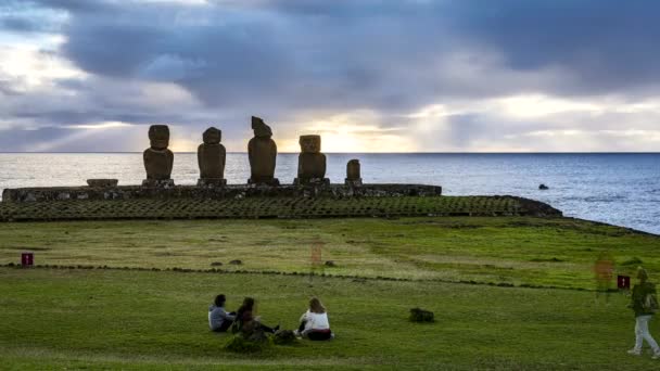 As pessoas esperam pelo pôr do sol na frente de Moai na Ilha de Páscoa — Vídeo de Stock