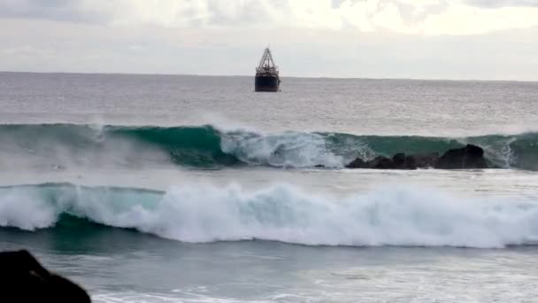 Surfista monta onda com navio no horizonte — Vídeo de Stock