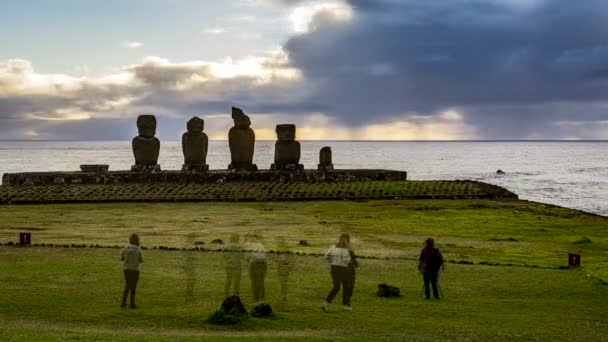 La gente espera el amanecer frente a Moai en la Isla de Pascua — Vídeos de Stock