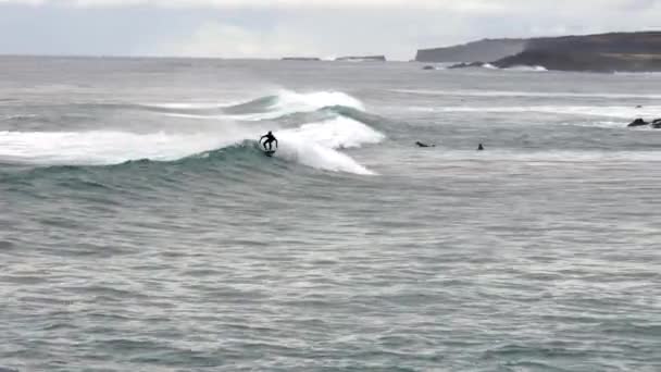 Surfer Rides Onda Lunga sull'Isola di Pasqua — Video Stock