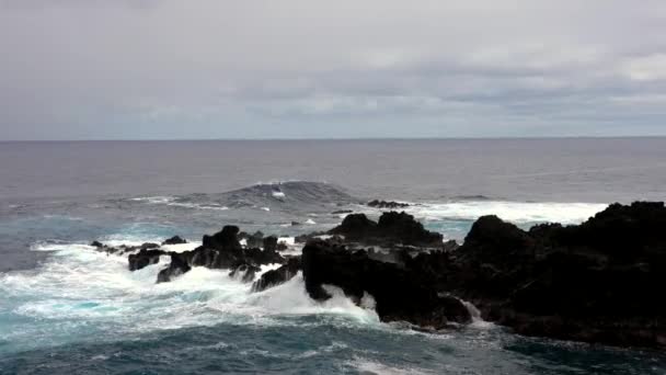 Fale okrążenia przeciwko Rocky Shore — Wideo stockowe