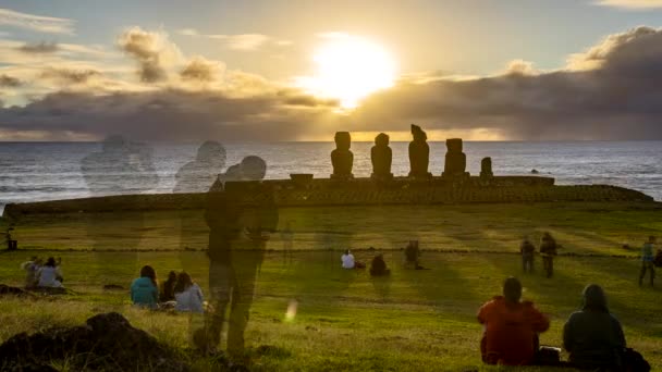 Οι άνθρωποι αρχίζουν να φεύγουν μετά το ηλιοβασίλεμα μπροστά από το Moai στο νησί του Πάσχα — Αρχείο Βίντεο