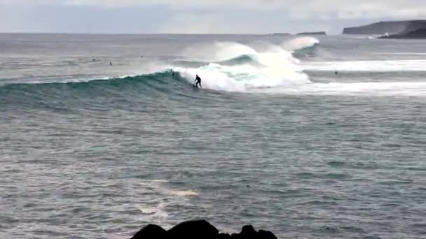 Surfer Rides Wave sull'Isola di Pasqua — Video Stock