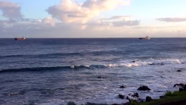 Waves kör Rocky Coast a hajók Horizon — Stock videók
