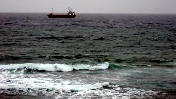 Ondas Vuelta Con Nave en Horizonte — Vídeo de stock