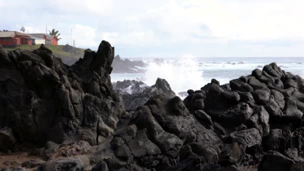 Κυματιστά κύματα χαμηλή θέα των βράχων καθώς κάνουν βουτιά — Αρχείο Βίντεο