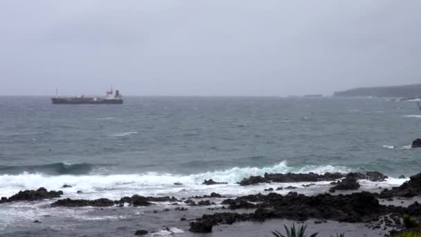 Onde Lap a Rocky Coast Con Nave su Horizon — Video Stock